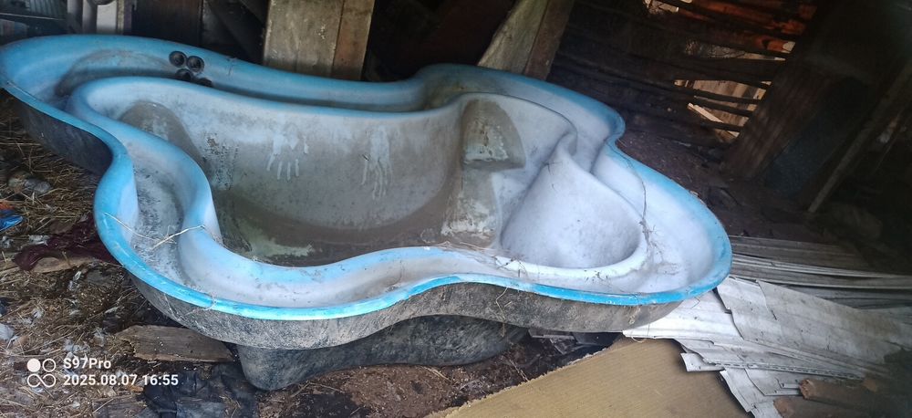 Forma oczka wodnego używana lekko uszkodzona