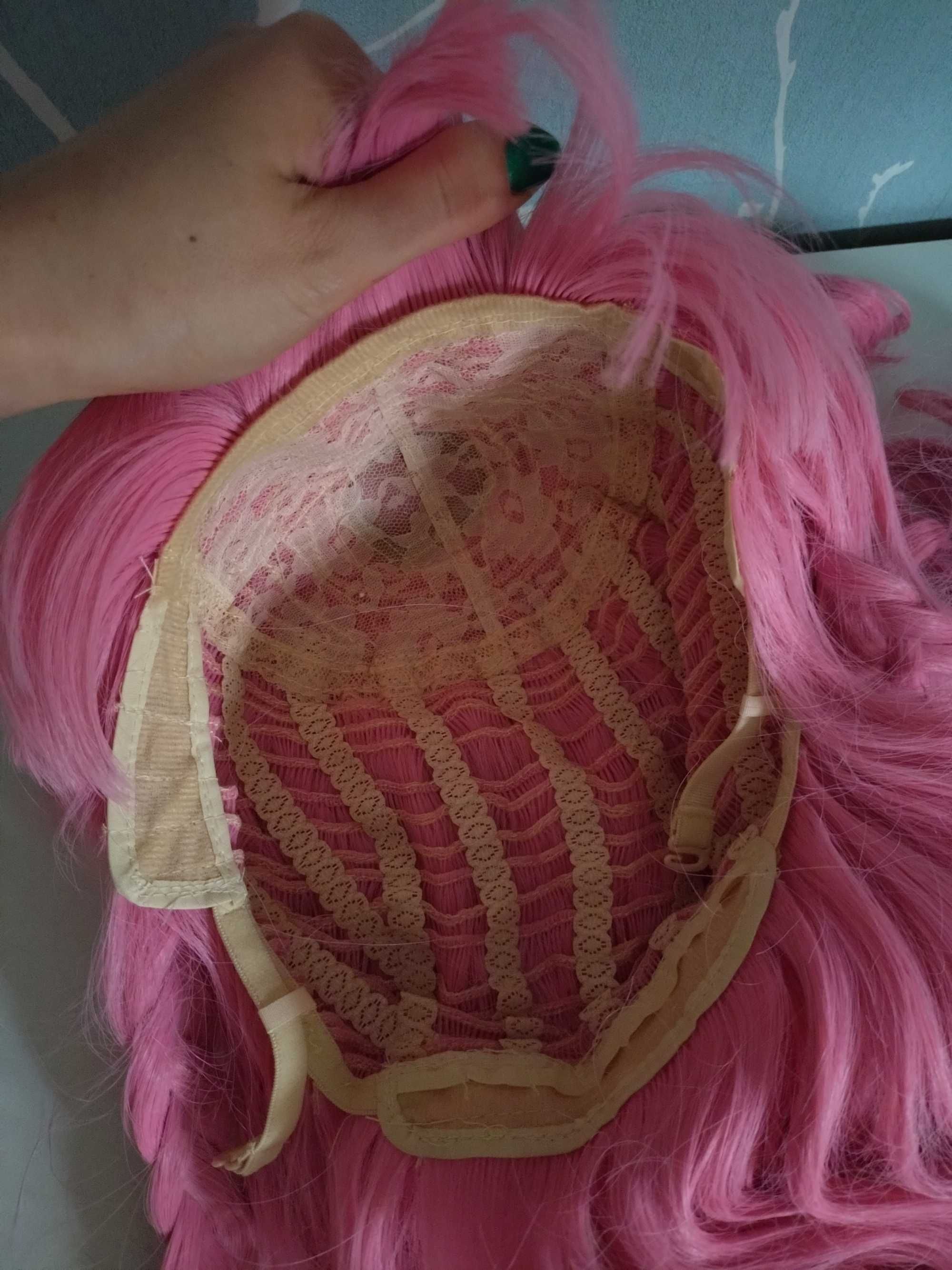 Różowa długa peruka z grzywką z kokiem Perona One Piece post timeskip