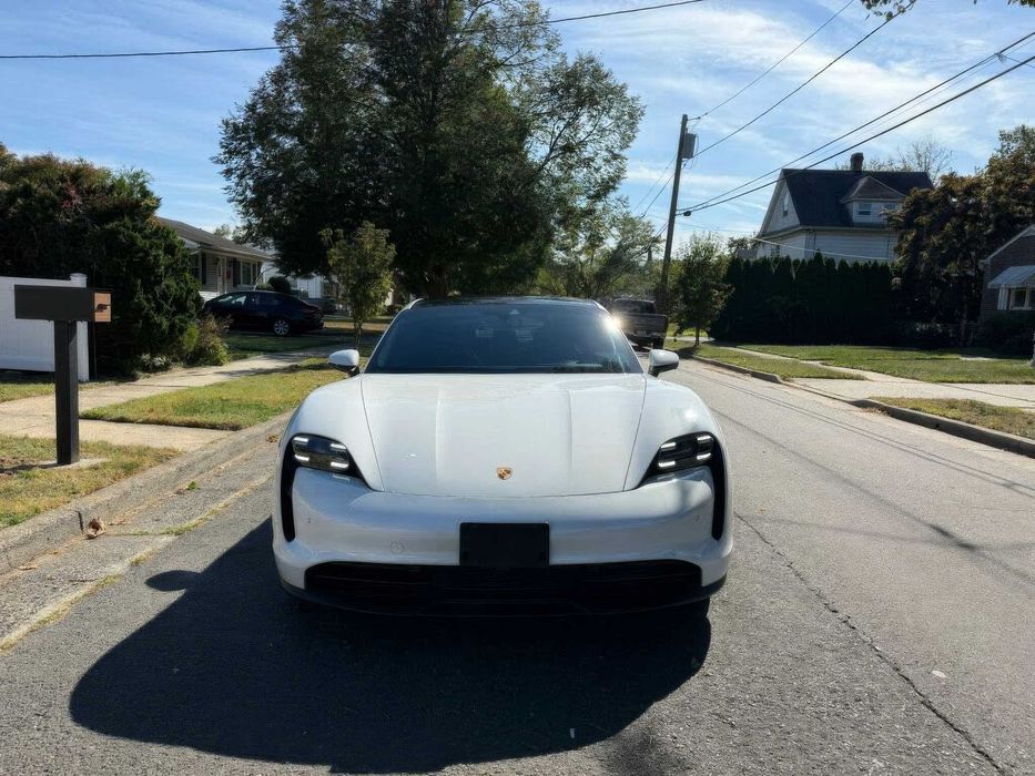 Porsche Taycan      2021