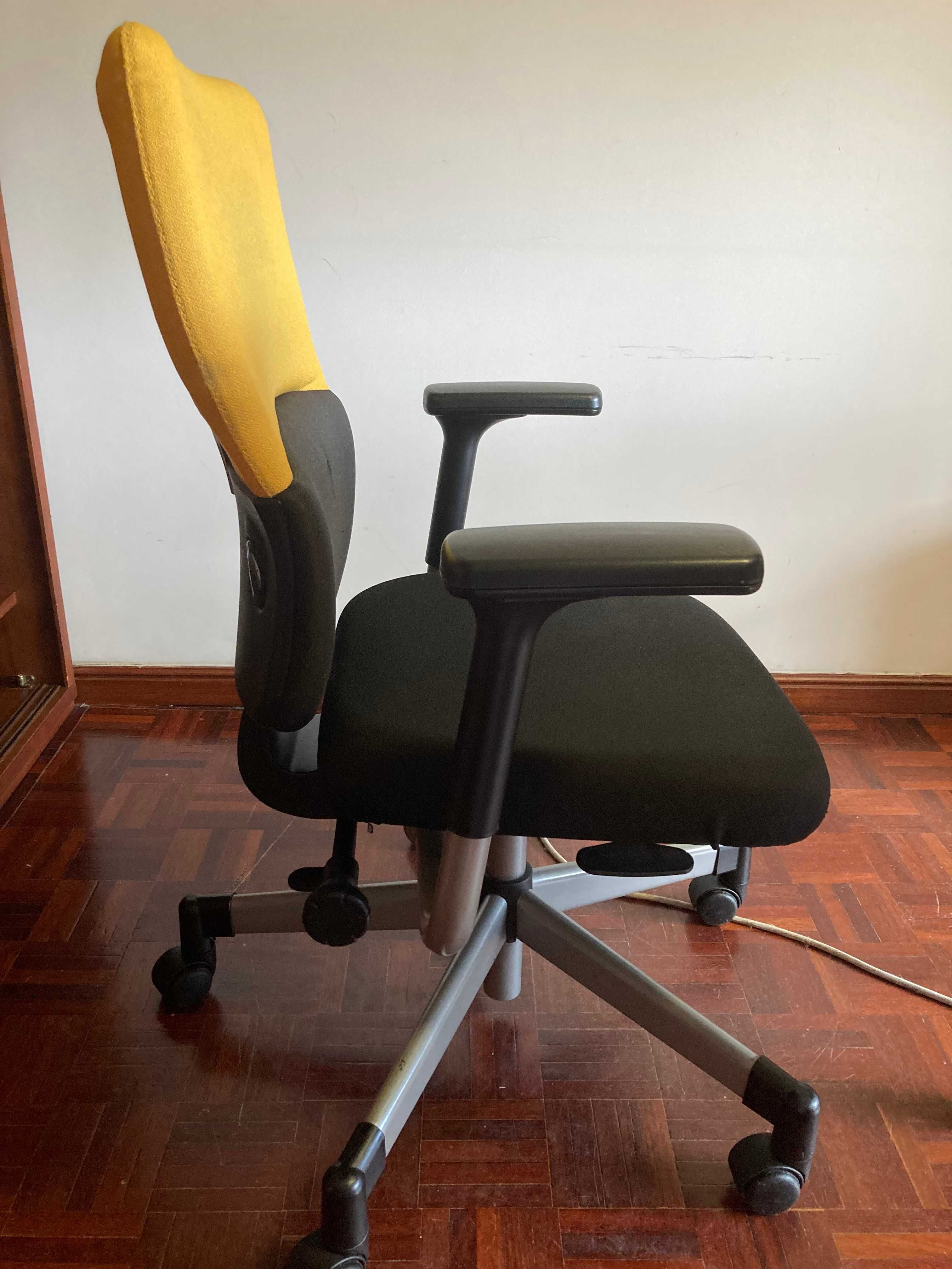 Cadeira ergonómica, em tecido amarelo e preto