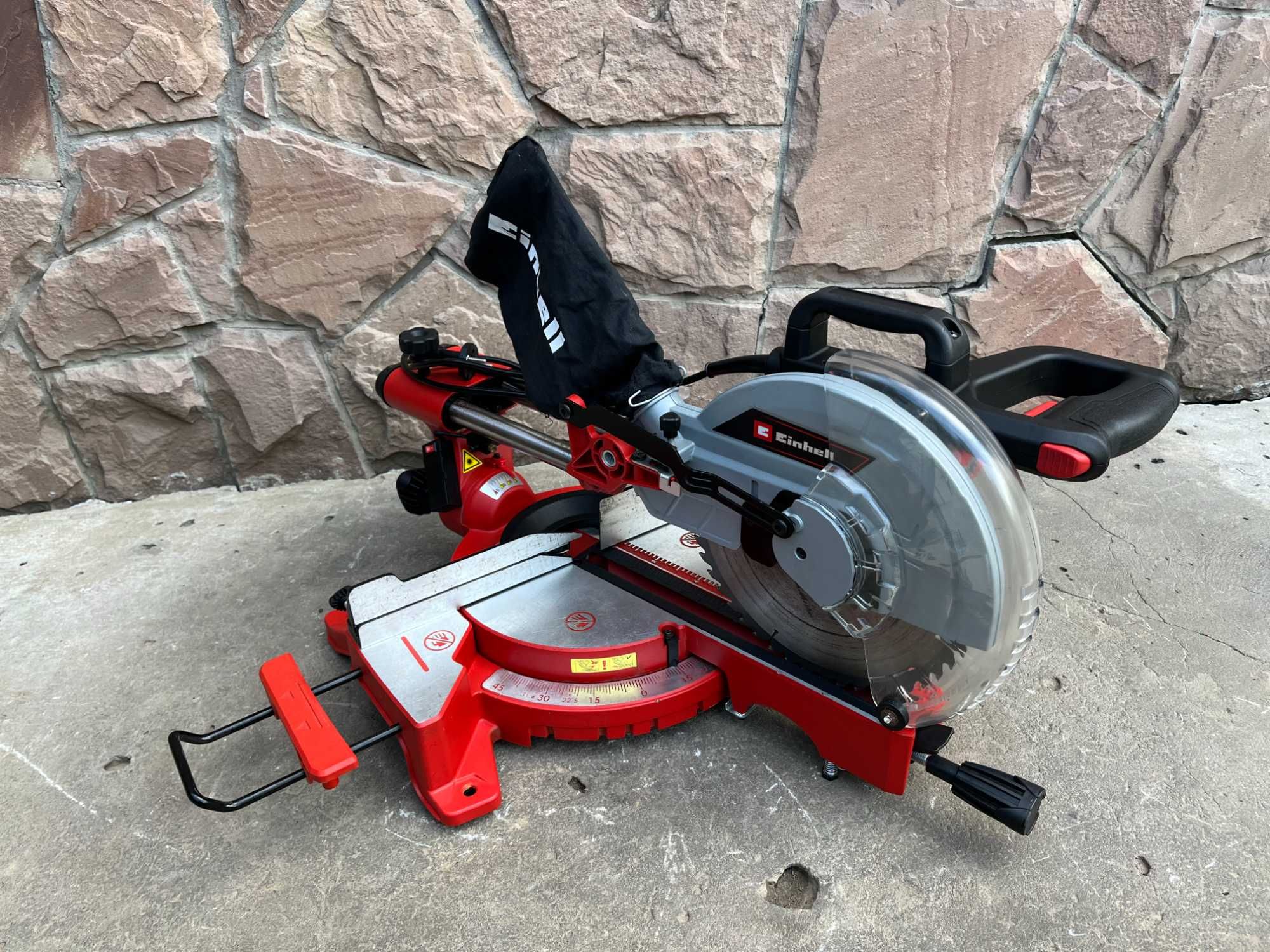 Пила торцовочная Einhell TC-SM 2531/2 U с протяжкой