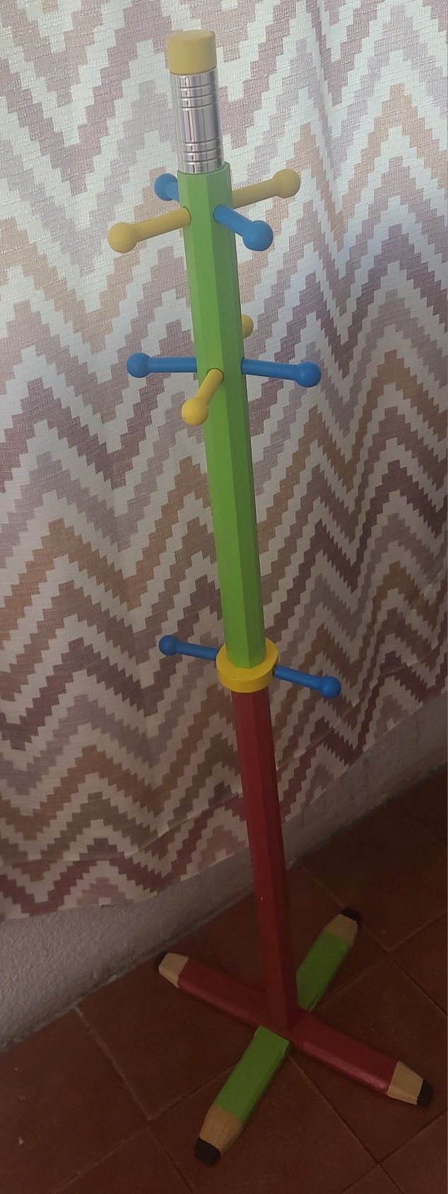 Bengaleiro infantil em forma de lápis