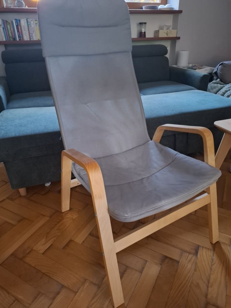 Szary fotel z drewnianymi oparciami IKEA Nolbyn