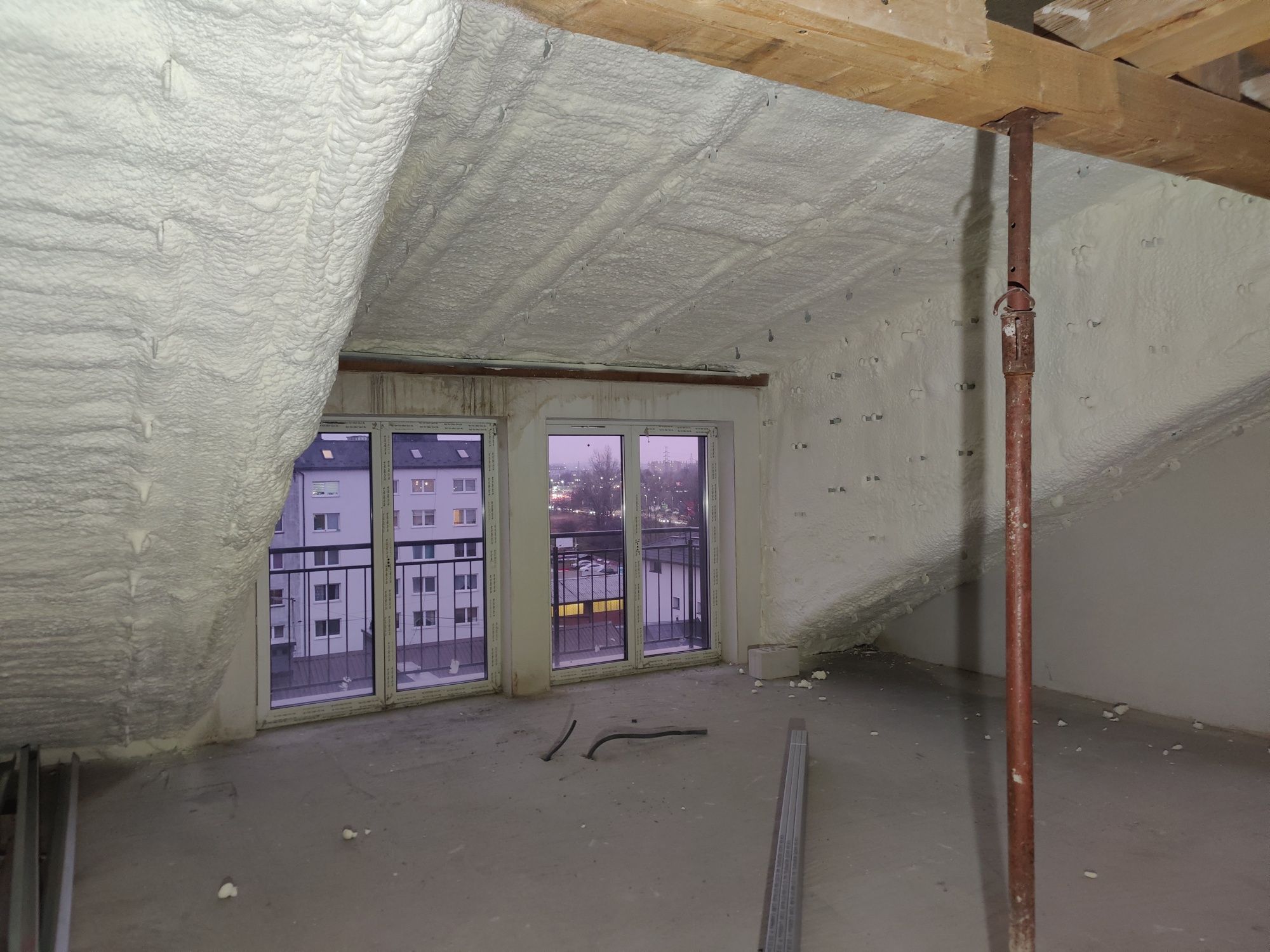 Izolacja Pianą PUR Poddasza Fundamenty Hale