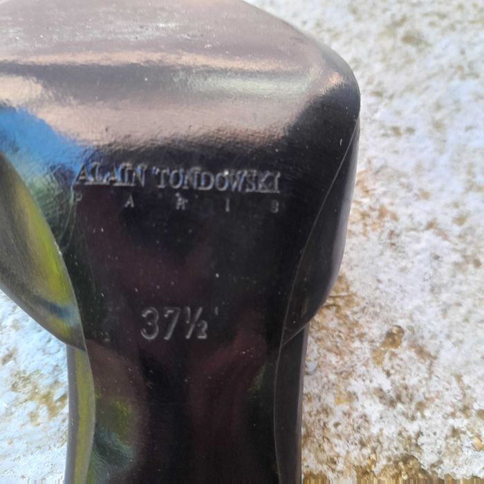 Sapato aberto em couro salto alto