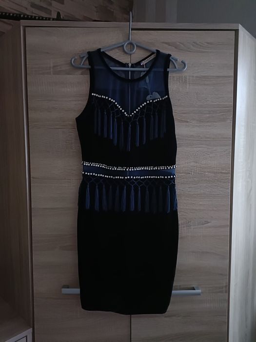 Przepiękna welurowa sukienka z frędzlami i cyrkoniami