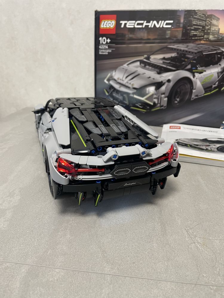 Lego Technic 42214 Lamborghini Revuelto на управлении