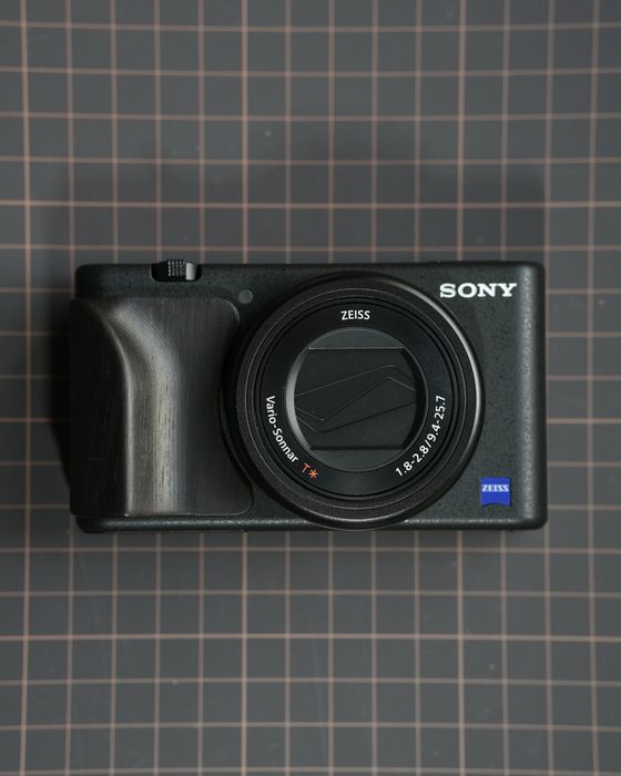 Камера SONY ZV-1 (додатковий батарейний блок TELESIN + wood grip)