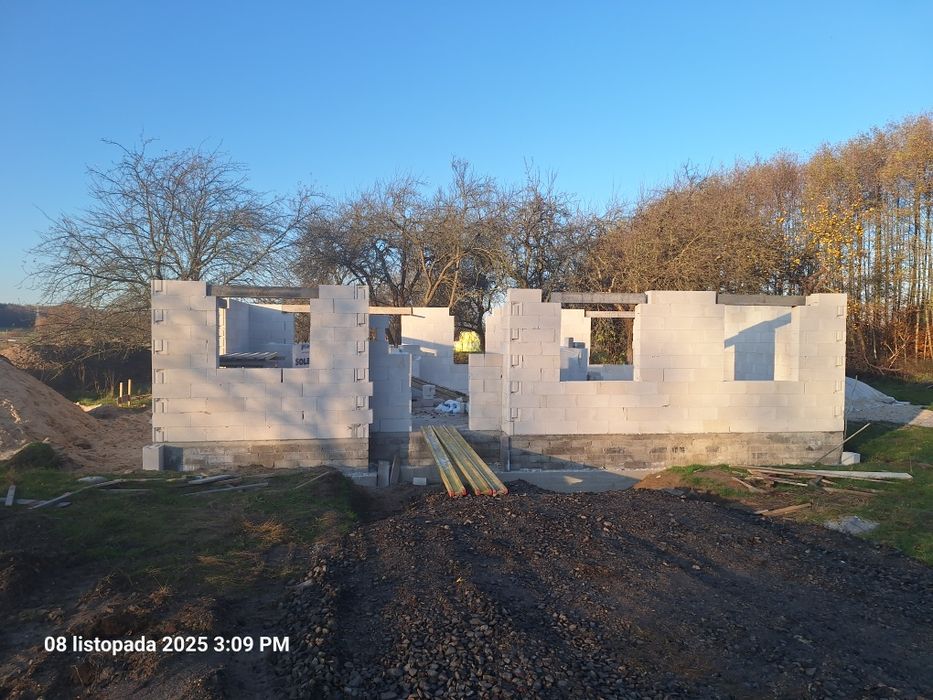 Nowy dom w stanie surowym otwartym