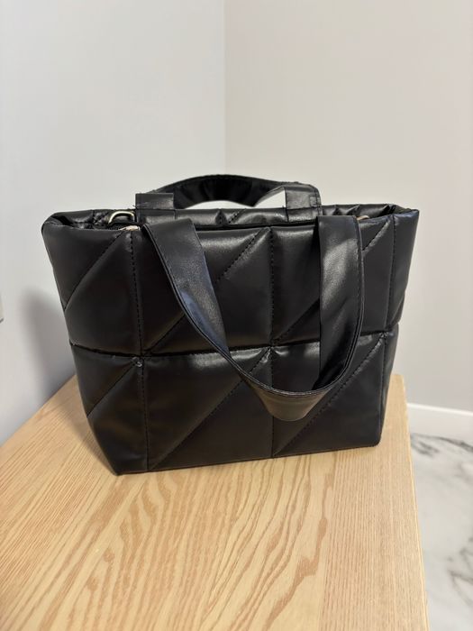 Сумка неймовірно міцна, матеріал не тріскається не стирається.