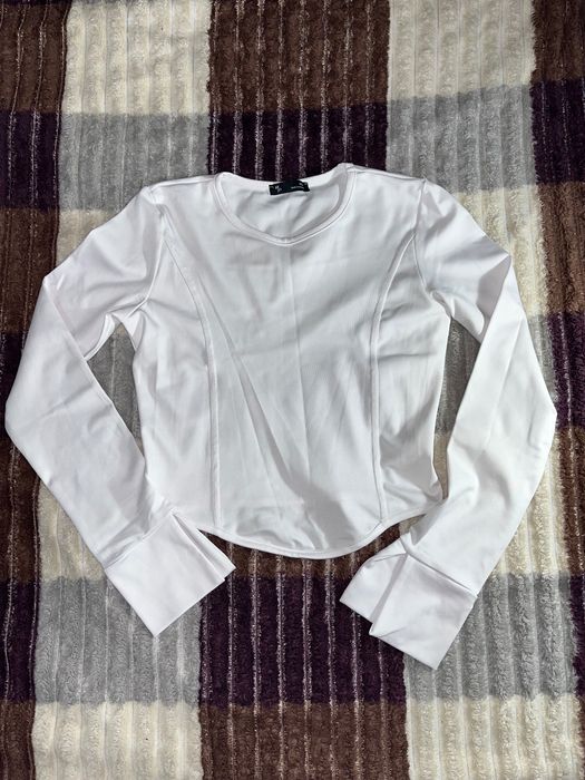 Біла кофта з акцентом на рукавах