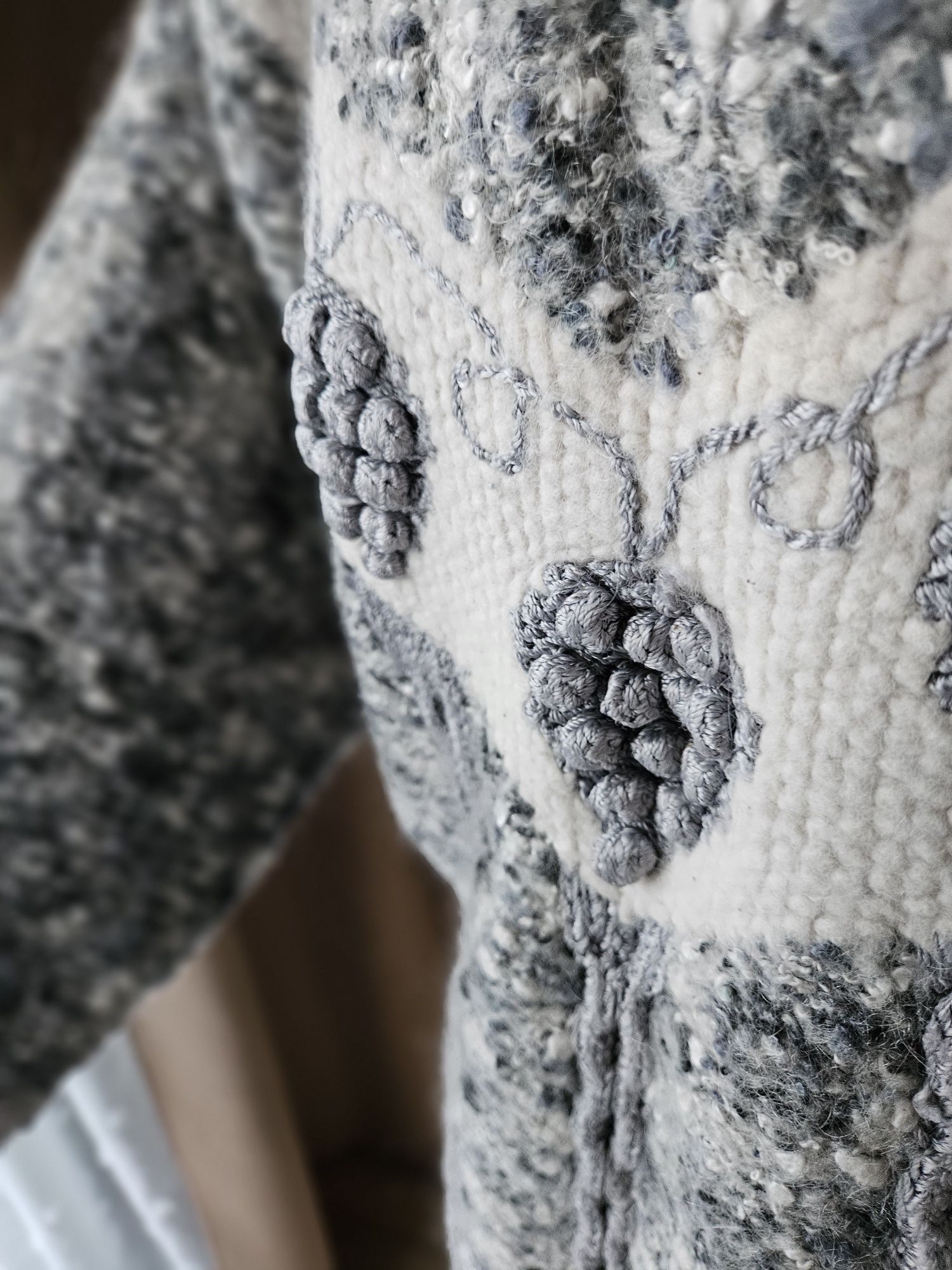 Vintage damski sweter z aplikacją 3D szary melanżowy  M/ L retro