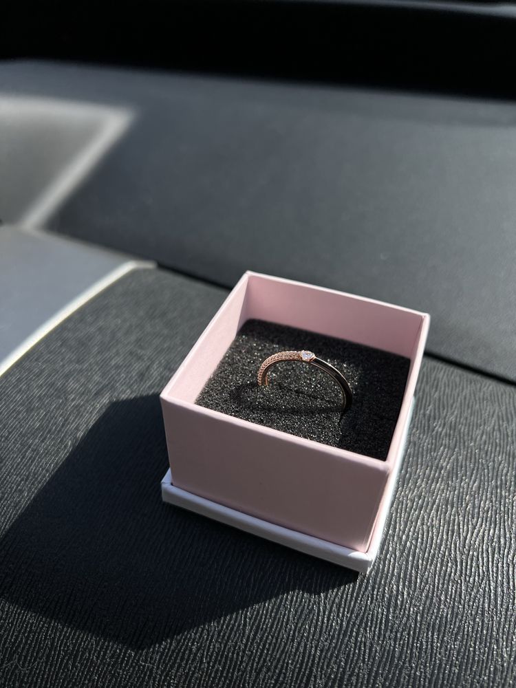 Nowy pierścionek Pandora ME Pavé & Black Dual Ring