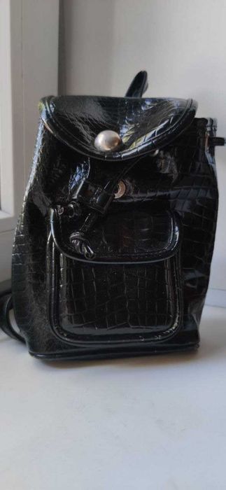 лаковый мини рюкзачёк под кожу крокодила.