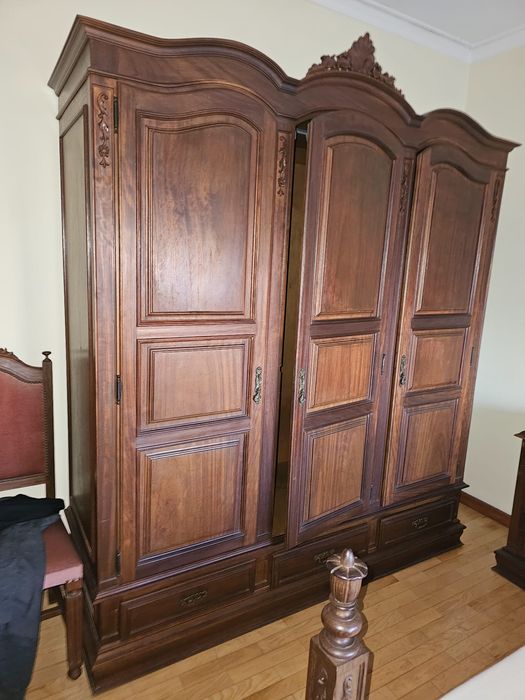 Vendo mobília de quarto em madeira maciça.