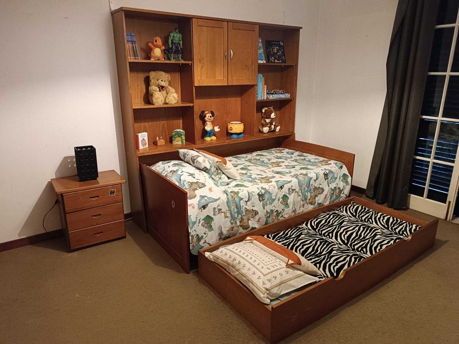 Cama Secretária e mesa de cabeceira