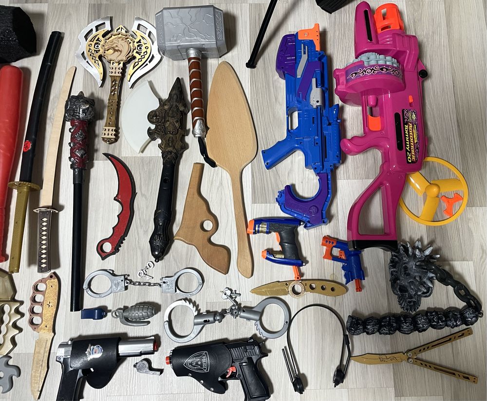 Продам наборы, игрушечное оружие, машины!