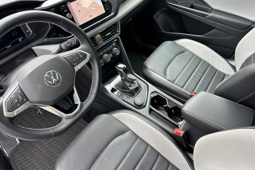 Volkswagen Taos      2022