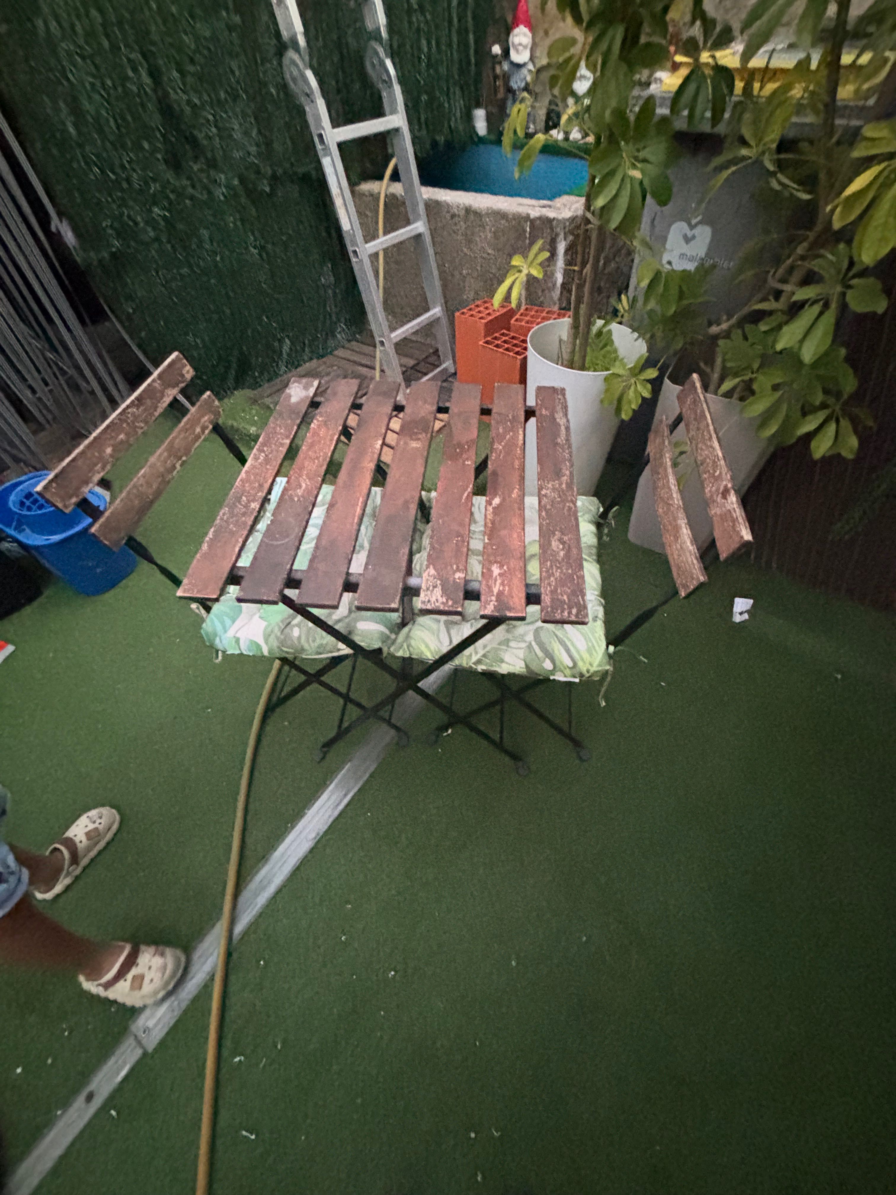 Mesa com 2  cadeiras de jardim