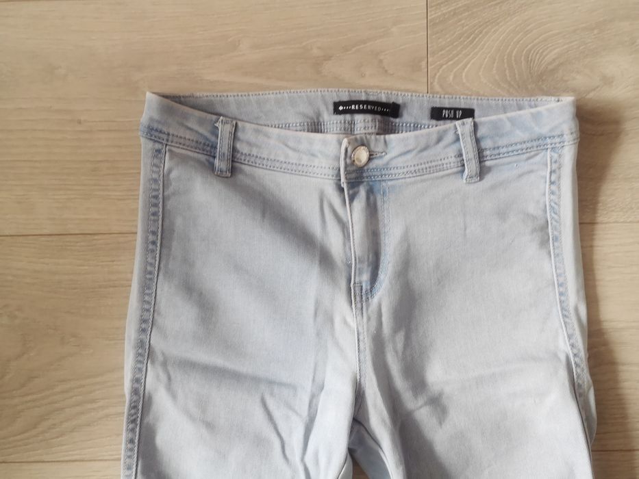 Jasnoniebieskie jeansy push up Reserved 36