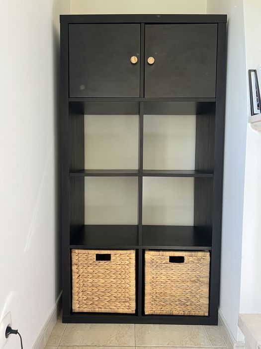 Estante preta com cestos