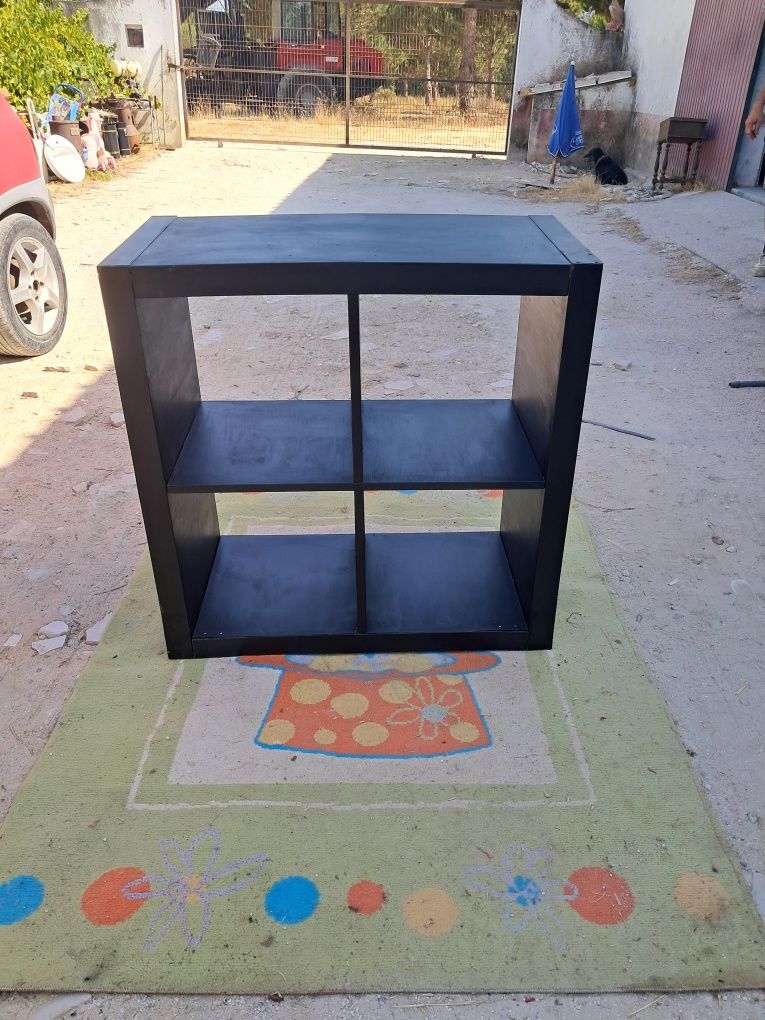 Móvel  preto cubos