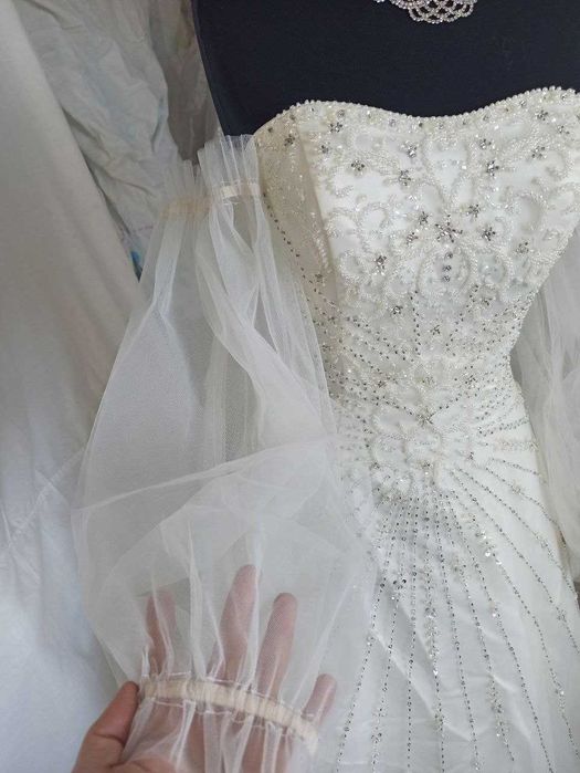 Платье А-силуэта с фатиновами рукавами .Цвет крем. р42- 44,