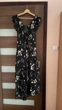 Czarna suknia balowa z kwiatowym haftem