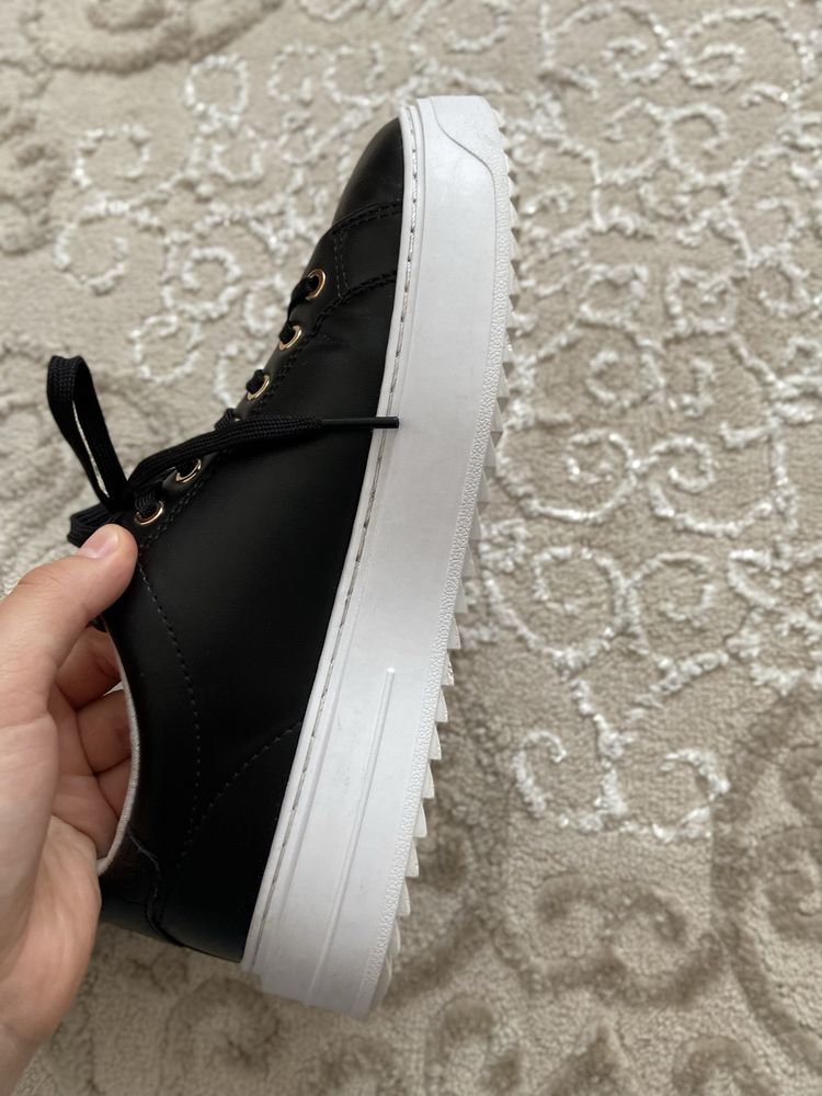 Продам Кеди GUESS 38 розмір
