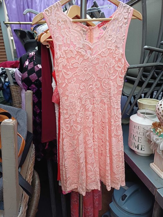 Dwie koronkowe ,wyjściowe sukienki.