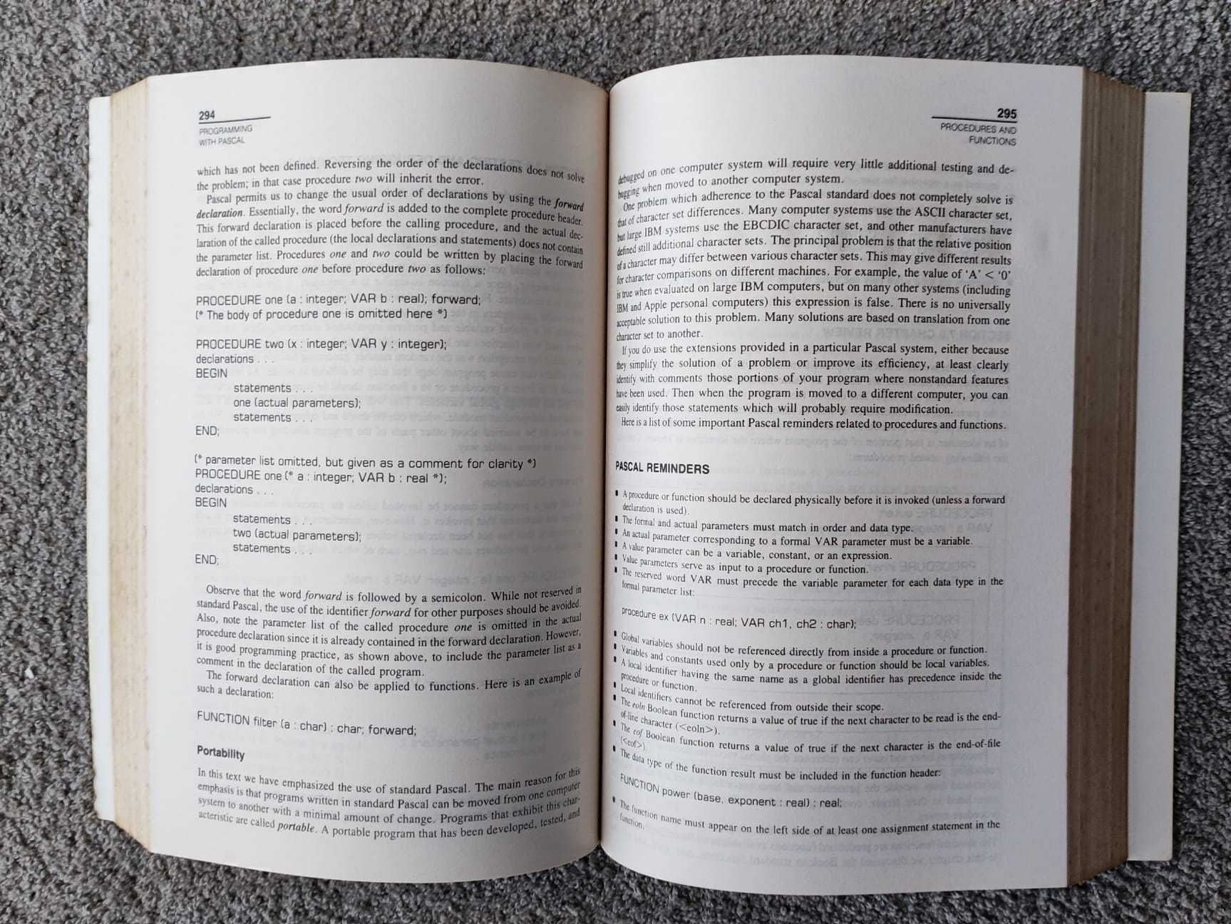 Livro 'Programming with PASCAL', editora McGraw-Hill.