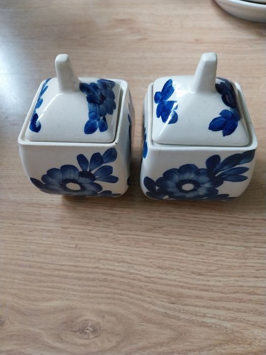 2 pojemniczki z fajansu w kobalcie