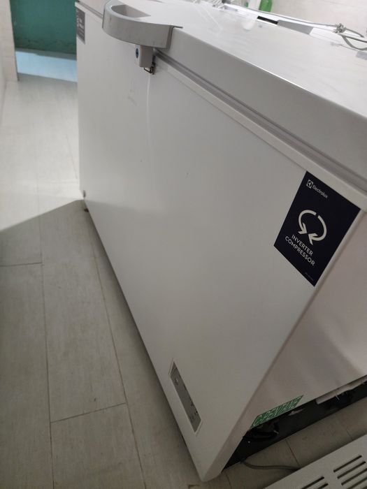 Морозилка Electrolux ПОД РЕМОНТ  морозильний ларь 371 л  компресор під