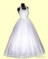 Сукня нареченої з підюбником, фатою та перчатками