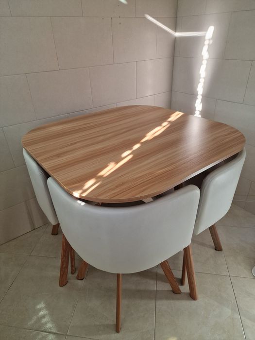 Mesa compacta com 4 cadeiras