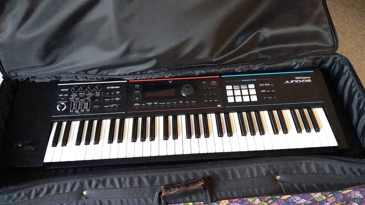 Roland Juno-DS61 та фірмовий кейс на колесах