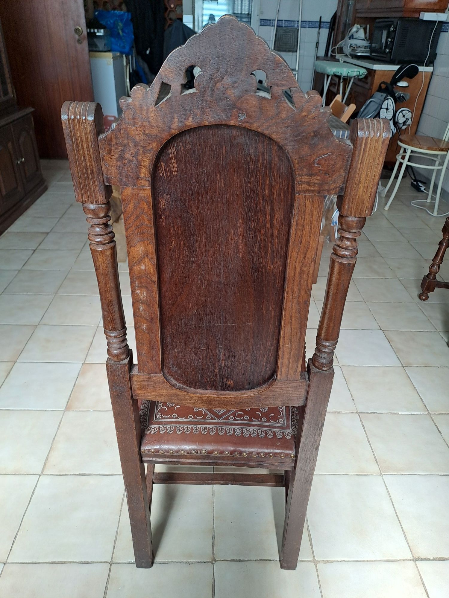 Cadeiras em Couro e madeira