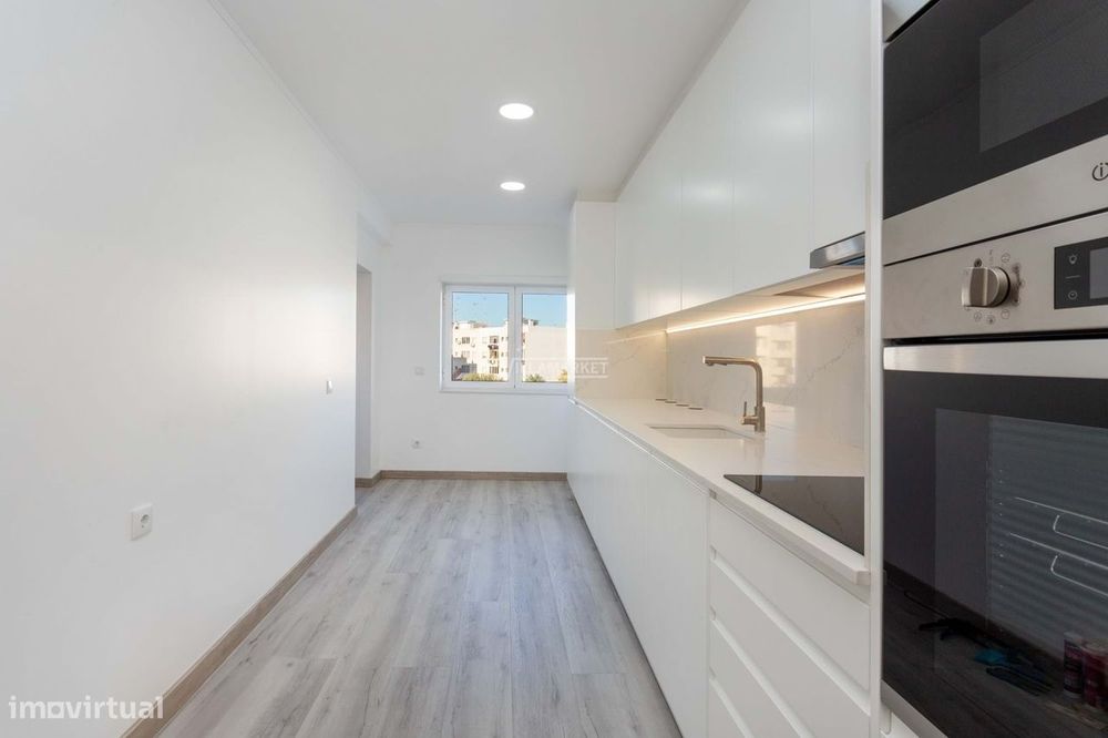 Apartamento T2 totalmente remodelado com estacionamento situado no Cen