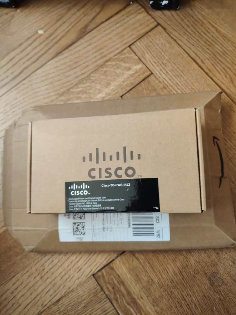 Pudełko a w nim rześki Gigabitowy Power Ethernet Injector CISCO SB-PWR