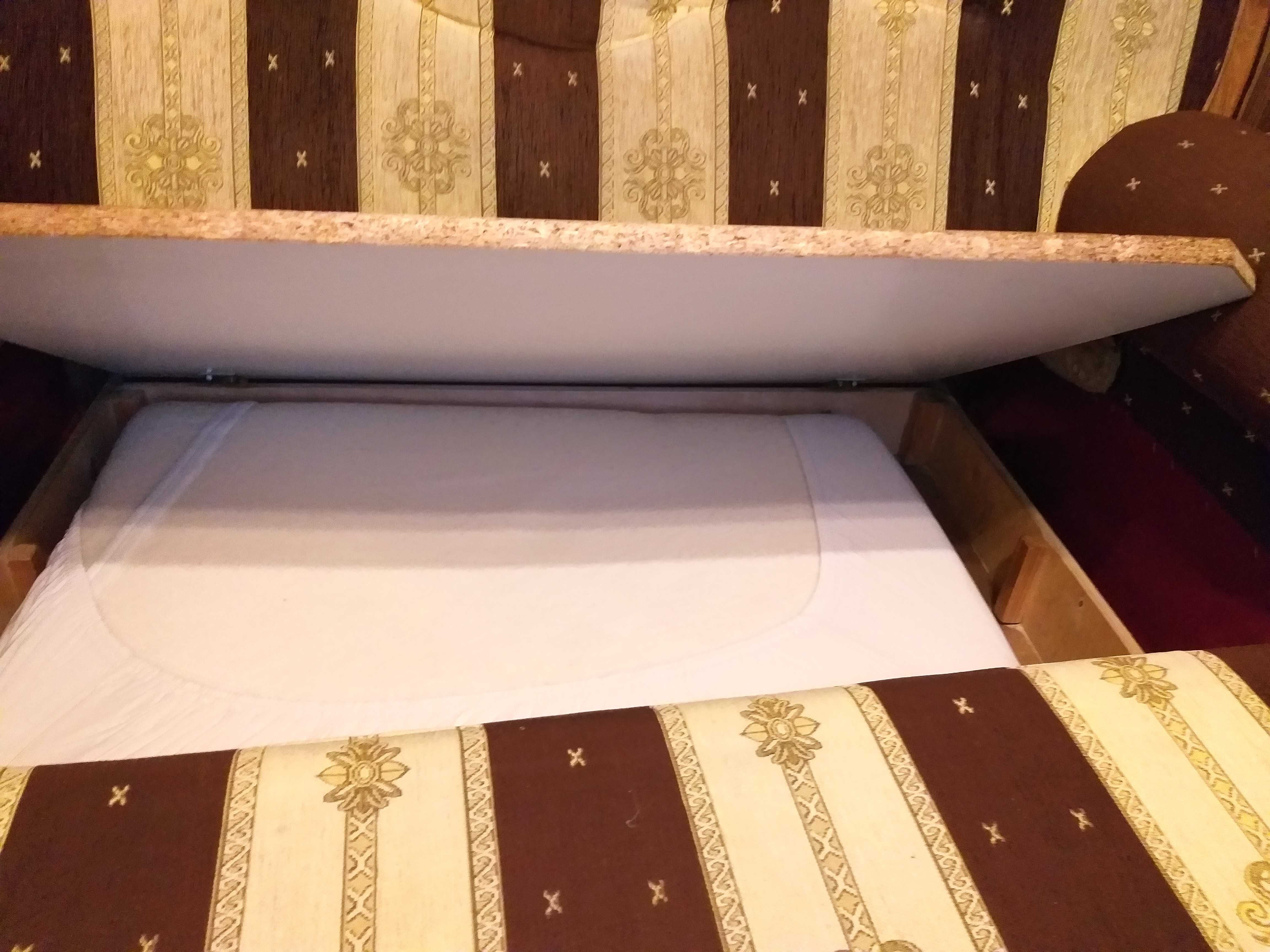 Elegancka sofa / tapczan z drewnianymi ozdobami + 2 pufy ze schowkami