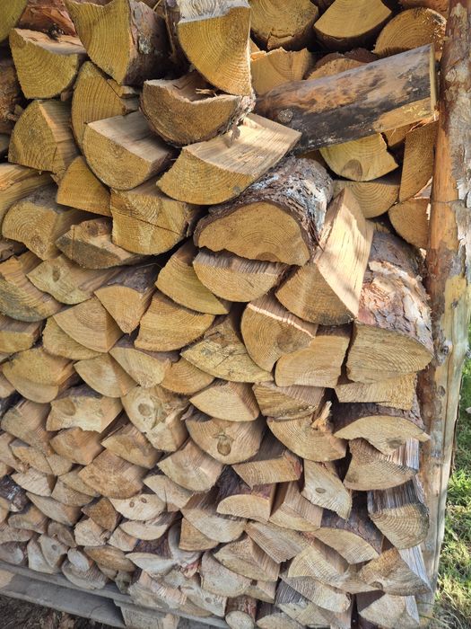 Drewno sosnowe suche.