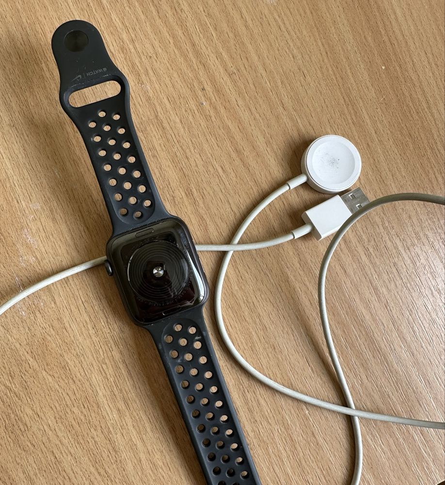 Apple Watch SE 44mm + ремішок + шнур для зарядки
