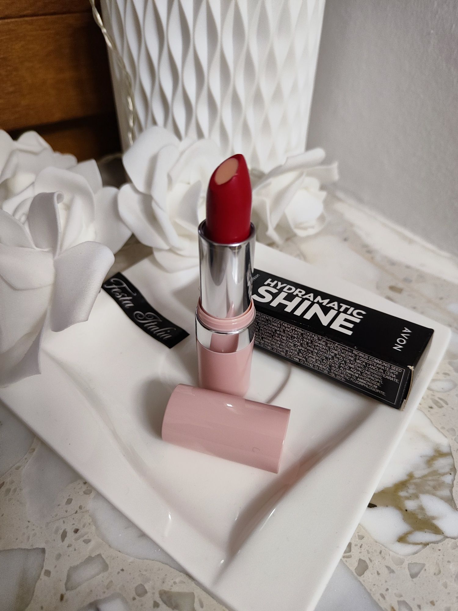 Lśniąca szminka Hydramatic Shine z kwasem hialuronowym, Carmine, Avon