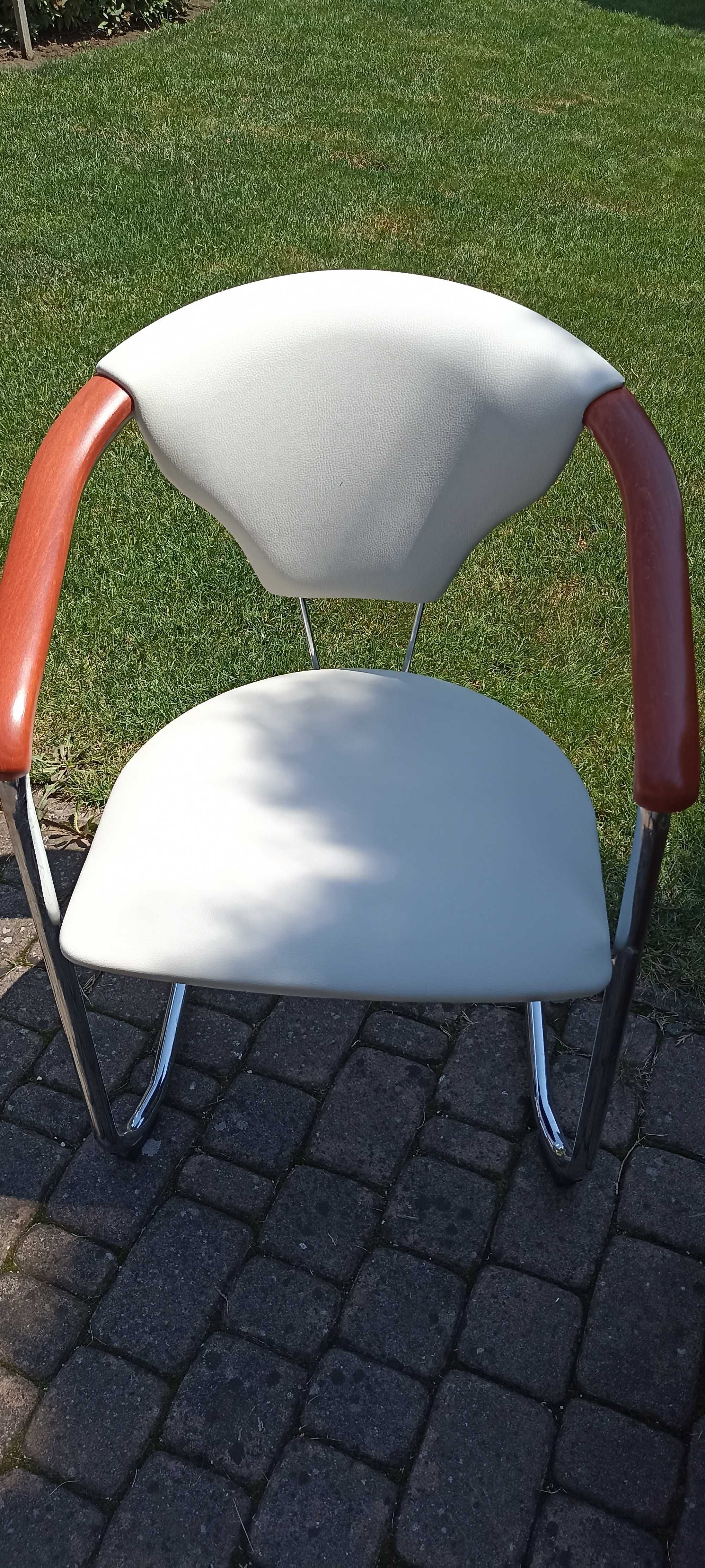 Fotele  z eko skóry i ława szklana