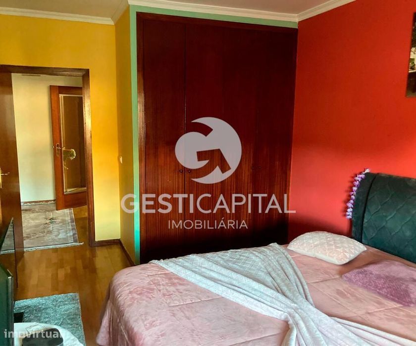 Apartamento T3, situado no rés do chão, com pátio e churrasqueira em V