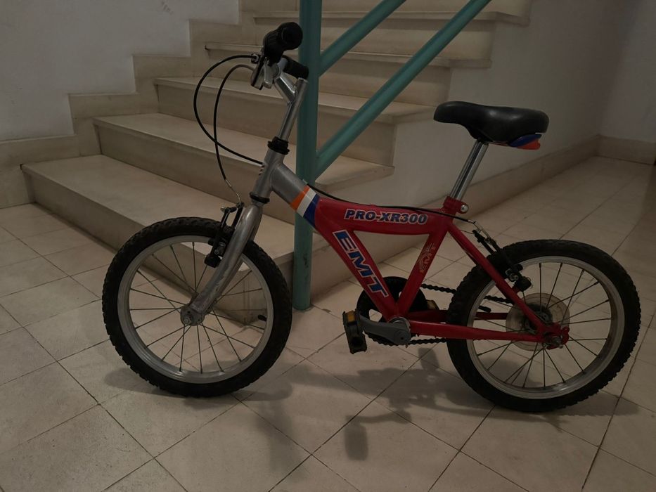 Bicicletas, uma femenina, 2 masculinos e uma de criança