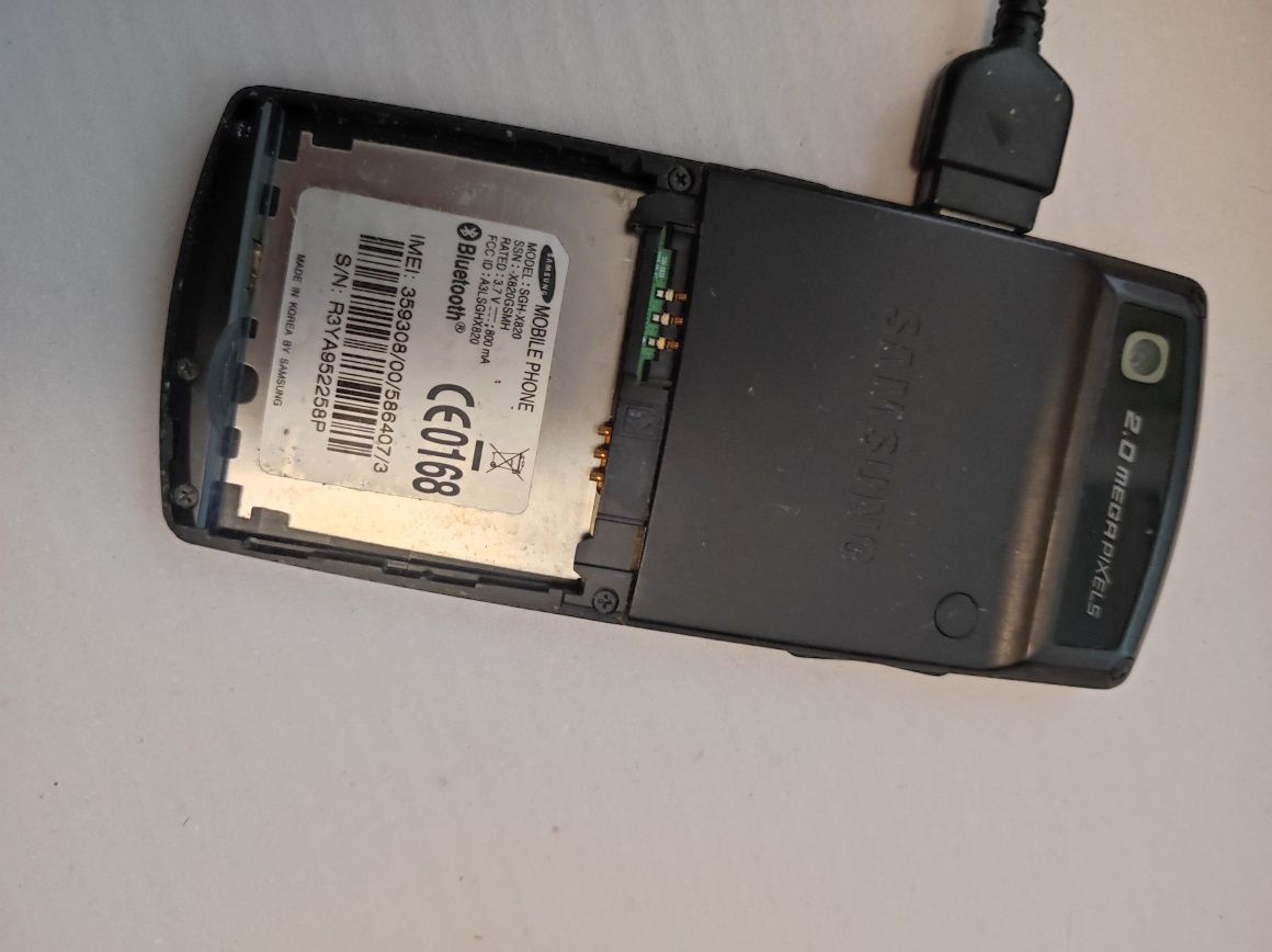 Telefon Samsung z ładowarką