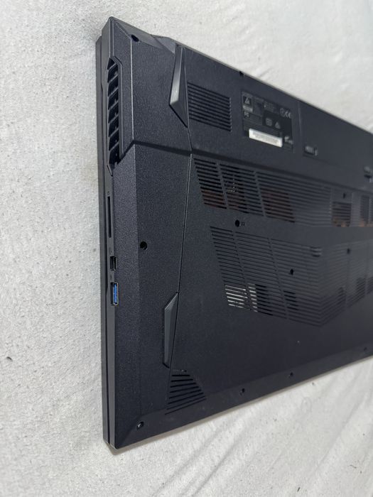 Clevo Nh77dc  17.3  FHD 144Hz  i7-10750H/16GB/512GB/GTX 1660ti 6GB