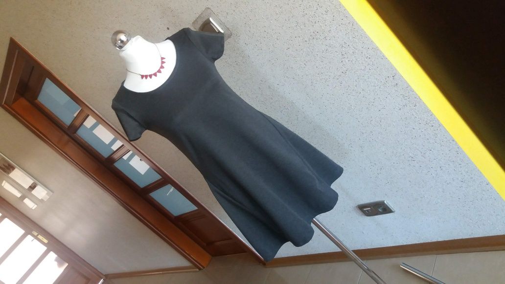 Sukienka 36 S House rozkloszowana szara krótki rękaw mini taliowana