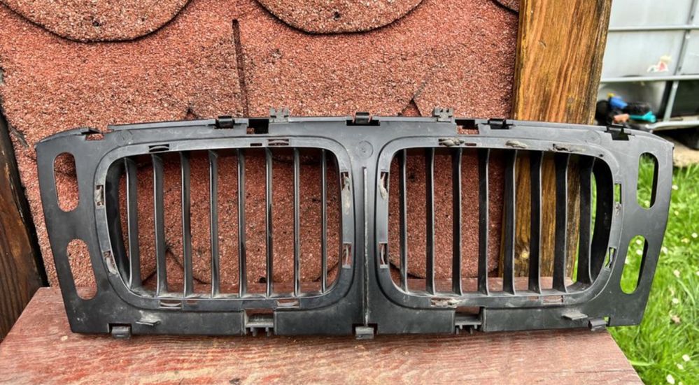 Nerki grill atrapa BMW E34 ramka pas przedni maskownica